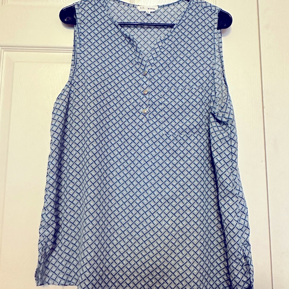 Sleeveless blouse with blue and tan colors